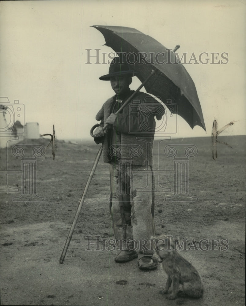 1949 Press Photo Man stands with umbrella in Portugal - mjc07610- Historic Images