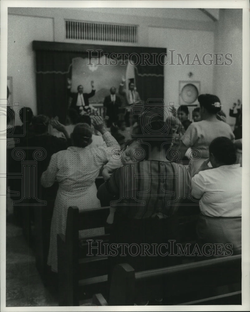 1962 Press Photo People in church in Old San Juan, Puerto Rico- Historic Images