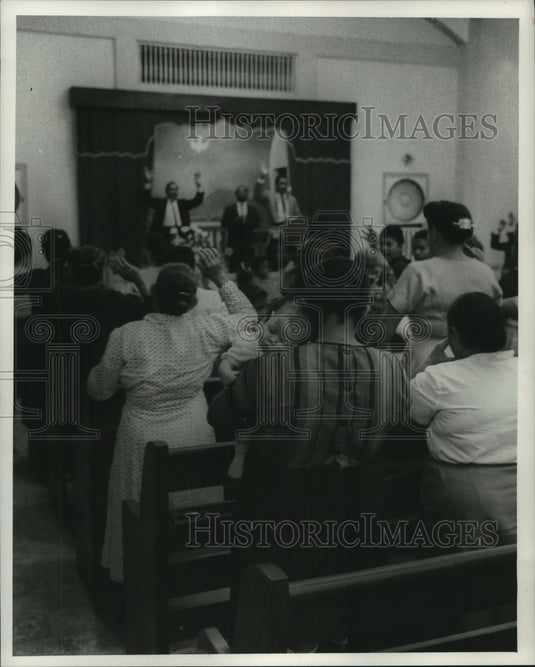 1962 Press Photo People in church in Old San Juan, Puerto Rico- Historic Images