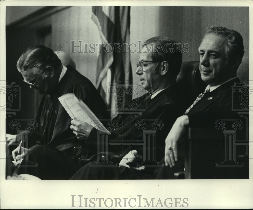 1972 Press Photo Judge Christ T Seraphim and others in courtroom Wisconsin- Historic Images