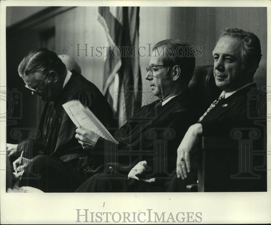 1972 Press Photo Judge Christ T Seraphim and others in courtroom Wisconsin- Historic Images