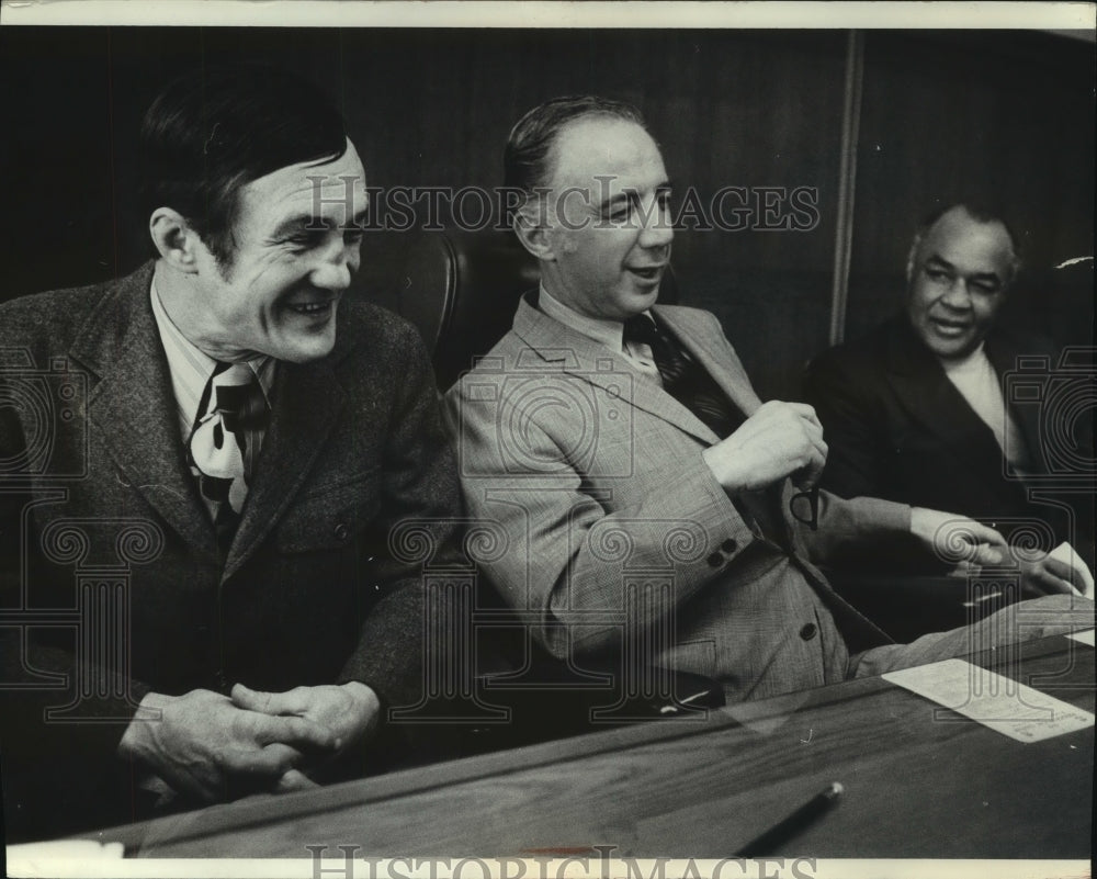 1972 Press Photo Judge Christ T. Seraphim with Henry Armstong and Fritzie Zivic- Historic Images