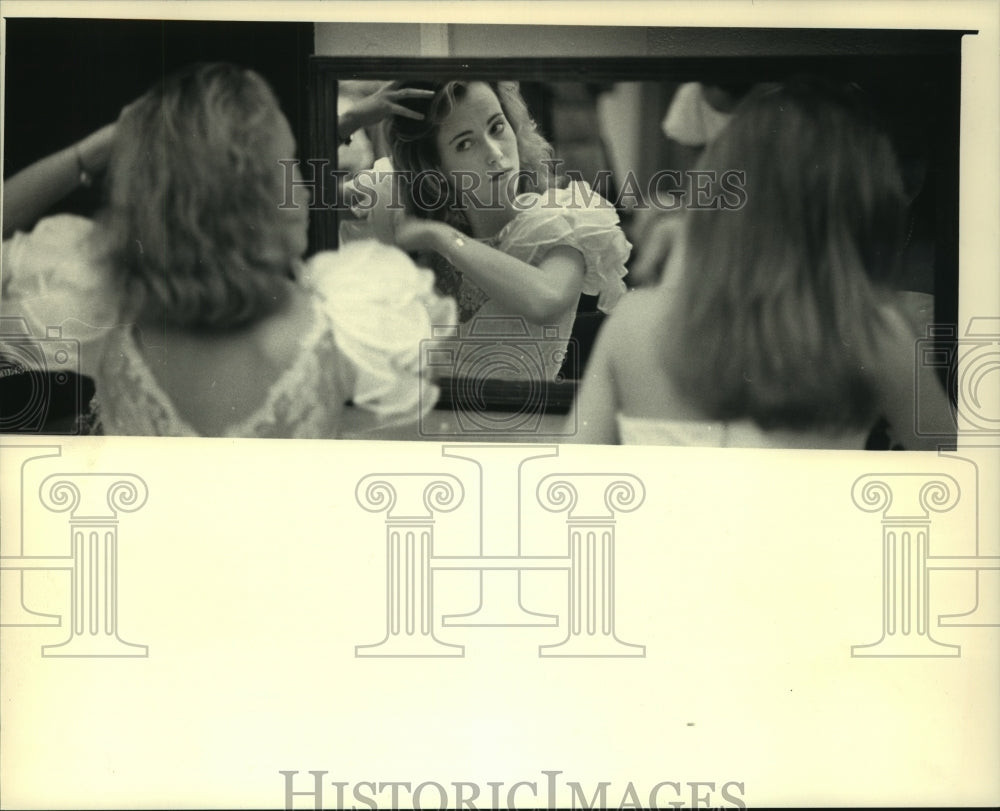 1987 Press Photo Debutante Daphne Beal readies for Service Club Charity Ball- Historic Images