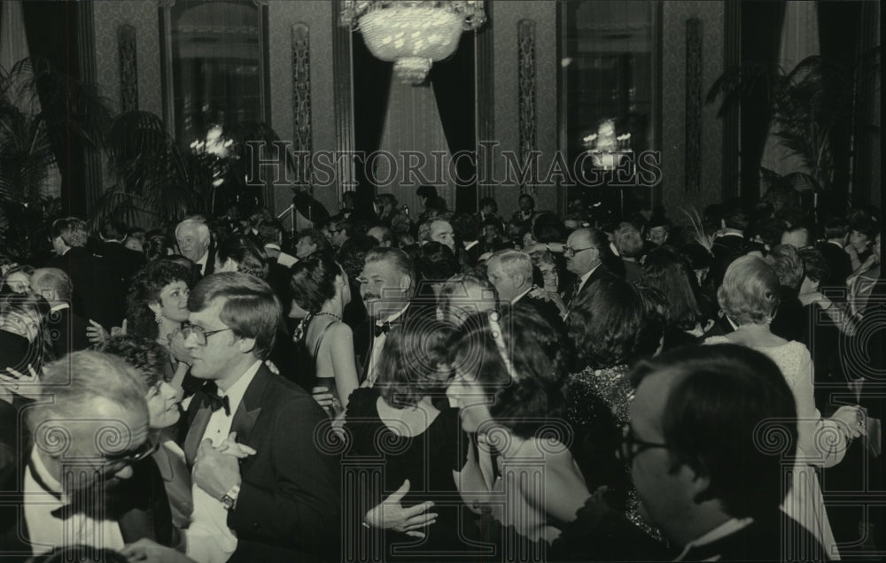 1983 Press Photo Packed dance floor of charity ball by Service Club of Milwaukee- Historic Images