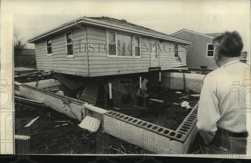 Load image into Gallery viewer, 1959 Press Photo Julius Albert's home in Ashwaubenon, Wisconsin after tornado
