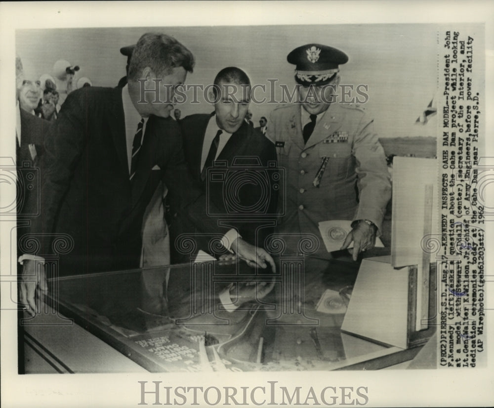 1962 Press Photo President Kennedy Inspects Model of Oahe Dam in South Dakota- Historic Images