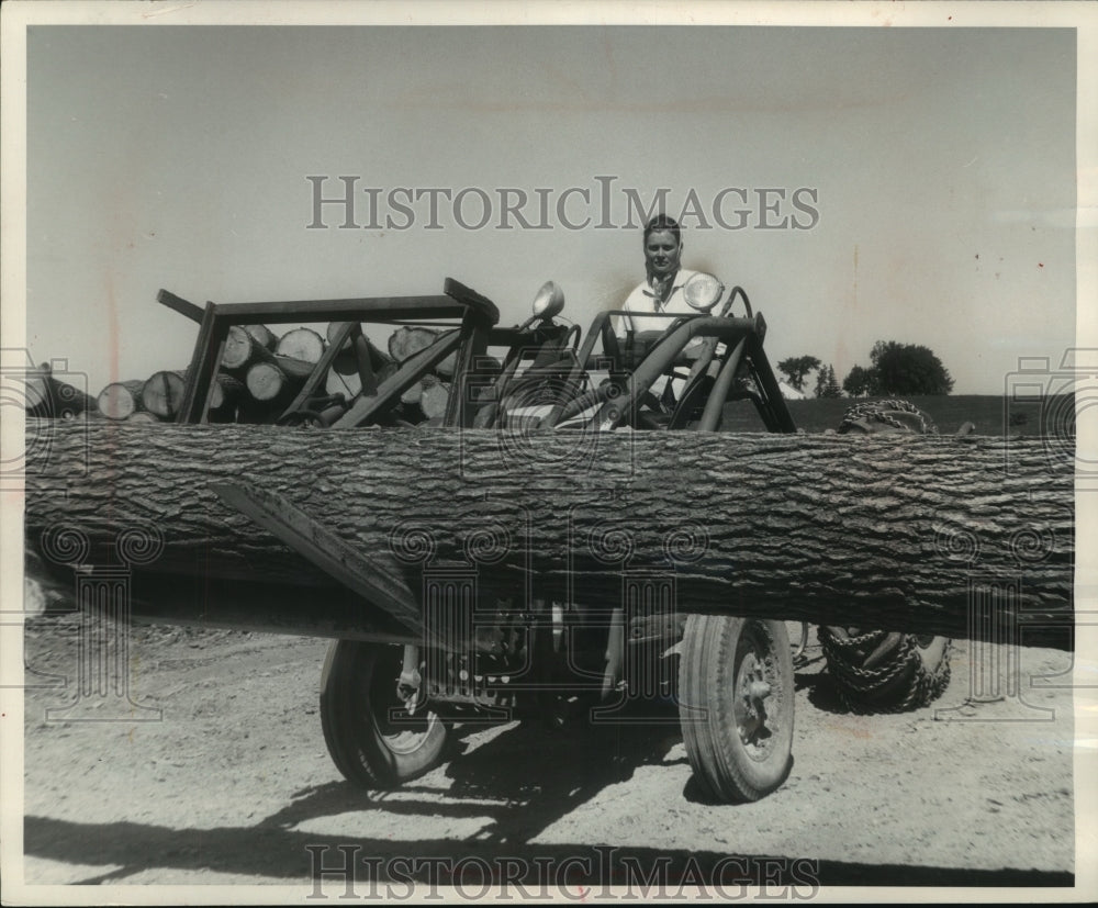 1963 Press Photo Hollandale&#39;s Mrs. Schiess prefers log hauling to housework- Historic Images