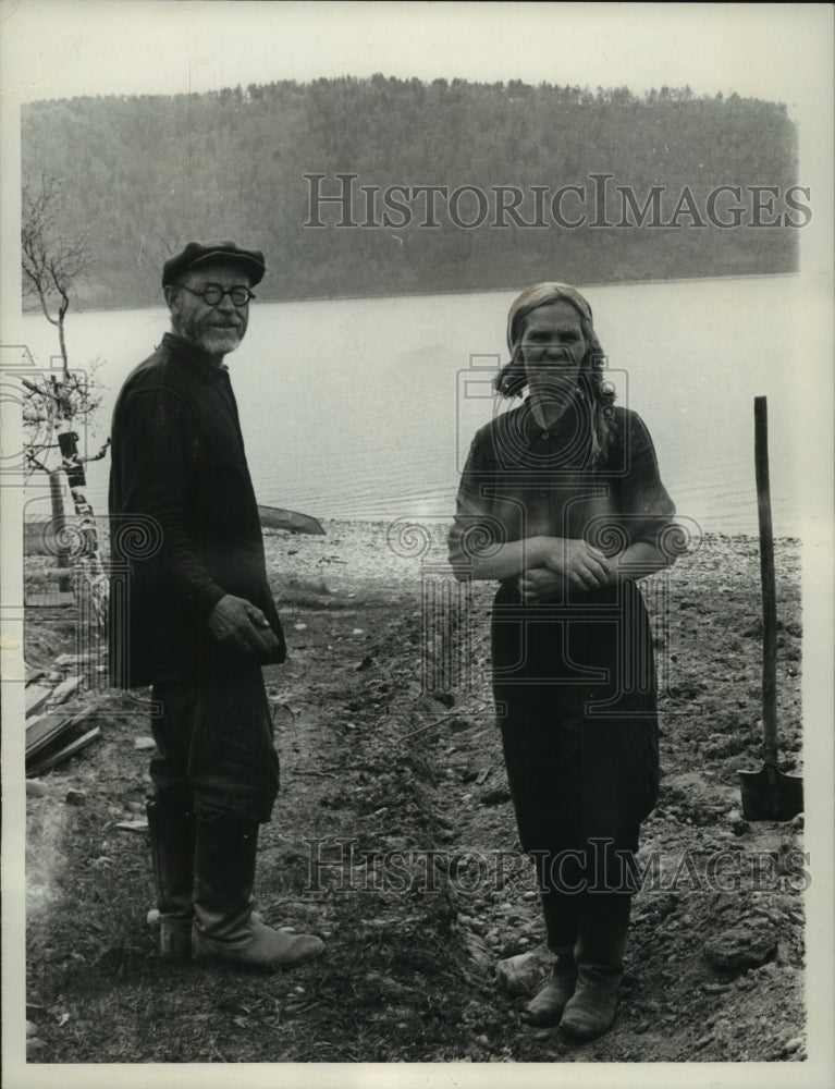 1963 Press Photo Potato Farmers on Angara River Bank Near Lake Baikal in Siberia- Historic Images