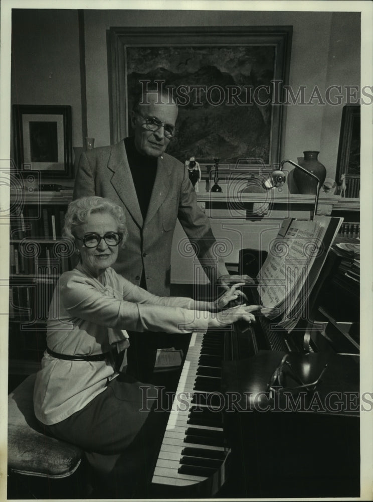 1978 Press Photo Mr. and Mrs. LeRoy Umbs practice for a piano recital, Milwaukee- Historic Images