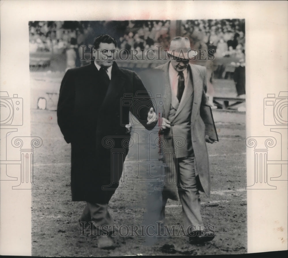 1953 Press Photo Gene Ronzani makes last walk off the field as Packer coach- Historic Images