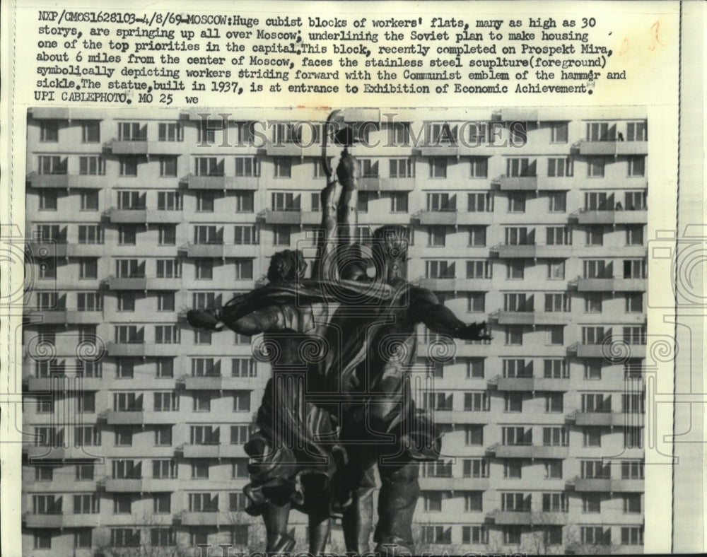 1969 Press Photo A sculpture in Russia's Prospekt Mira faces workers' flats