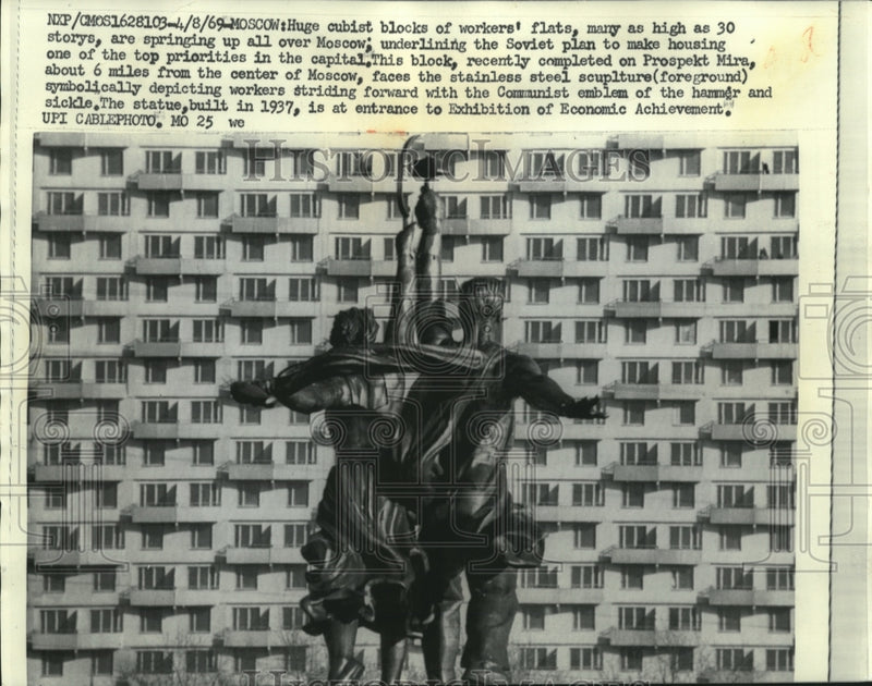 Load image into Gallery viewer, 1969 Press Photo A sculpture in Russia's Prospekt Mira faces workers' flats
