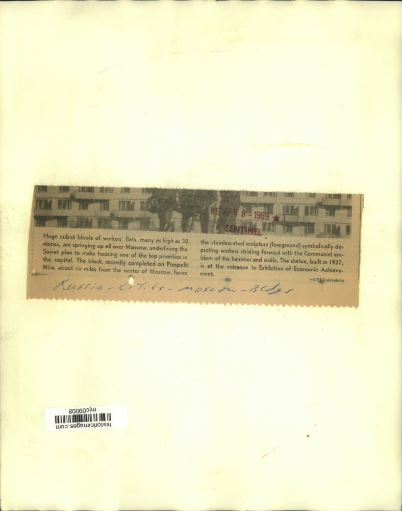 1969 Press Photo A sculpture in Russia's Prospekt Mira faces workers' flats