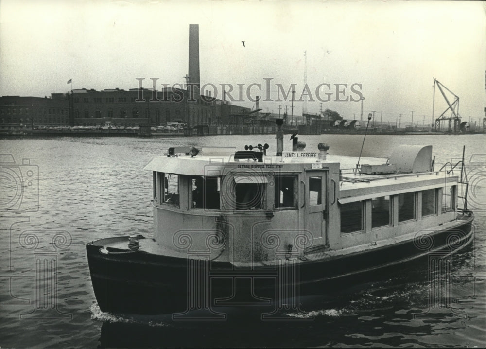 1974 Press Photo The James L. Ferebee docking with Jones Island in background- Historic Images