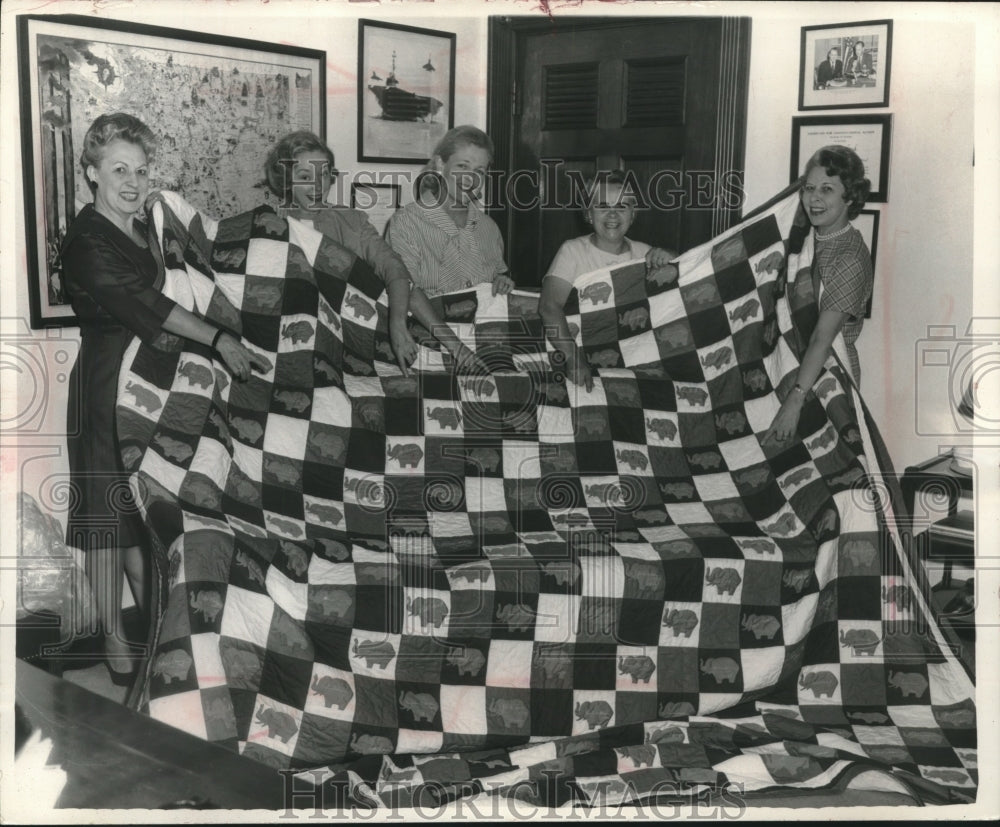 1964 Press Photo Wives of Republican Wisconsin congressmen with quilt they made- Historic Images