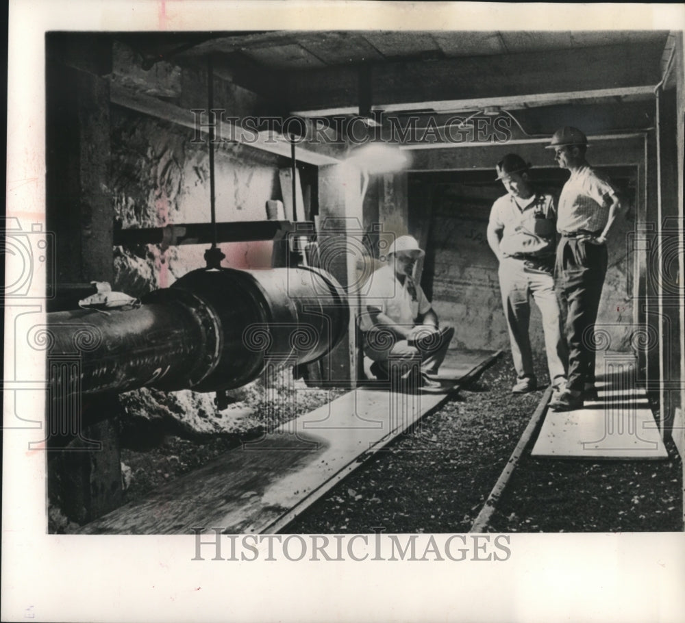 1961 Press Photo Atomic energy commission officials in Yucca Flats, Nevada shaft- Historic Images