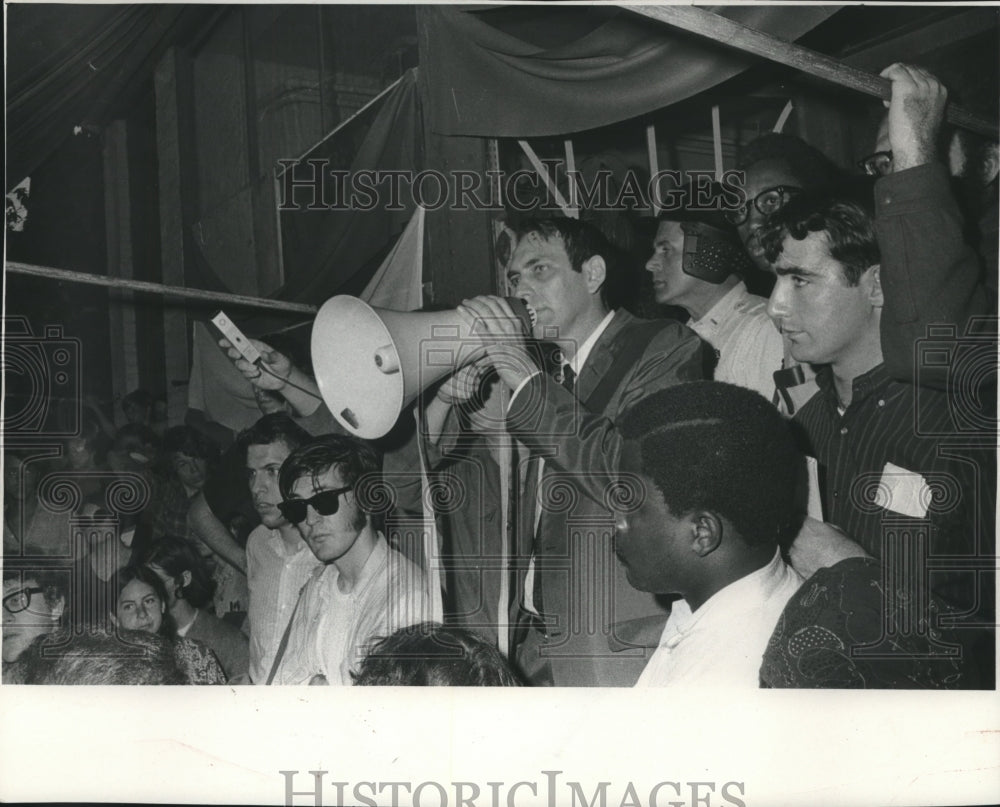 1968 Press Photo Mayor William Dyke of Madison speaks to protesting students- Historic Images