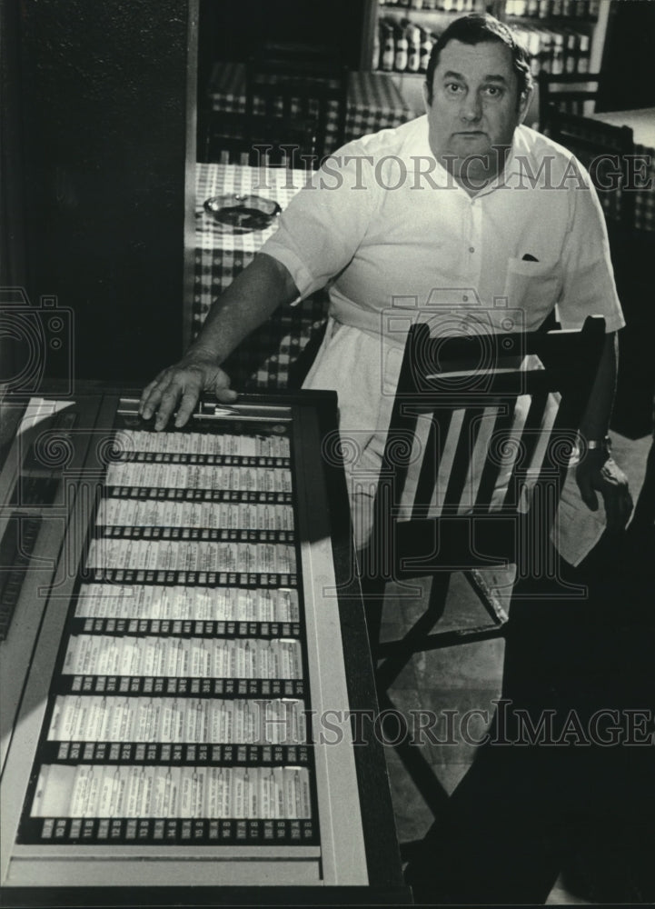 1980 Press Photo Bill Neumann of Zur Krone with German jukebox - mjc09219- Historic Images