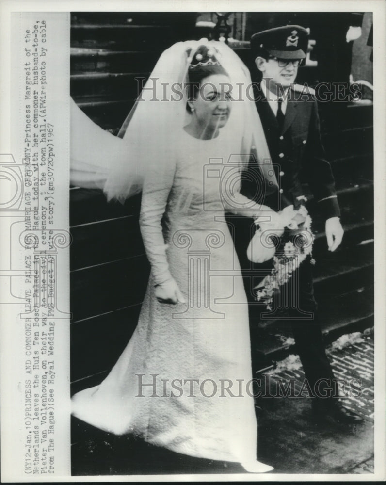 1967 Press Photo Princess Margreit in bridal gown with fiance at Hague- Historic Images