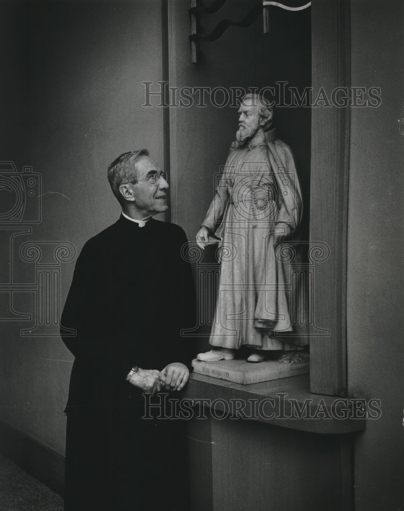 1963 Press Photo Father Raphael Hamilton &amp; Marquette statue, Wisconsin- Historic Images