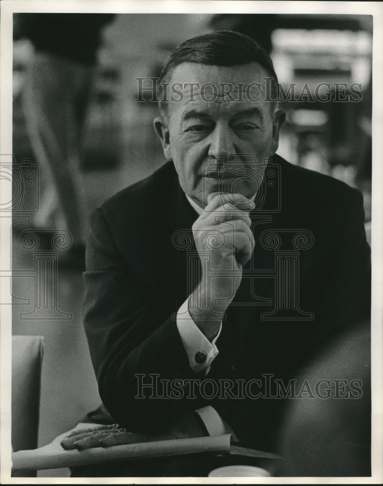 Load image into Gallery viewer, 1968 Press Photo Harold Stassen visits Milwaukee,Wisconsin - mjc09792

