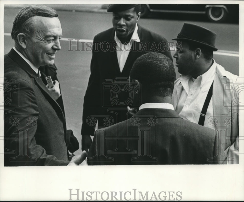 1968 Press Photo Harold Stassen tours inner city area in Milwaukee - mjc09927- Historic Images