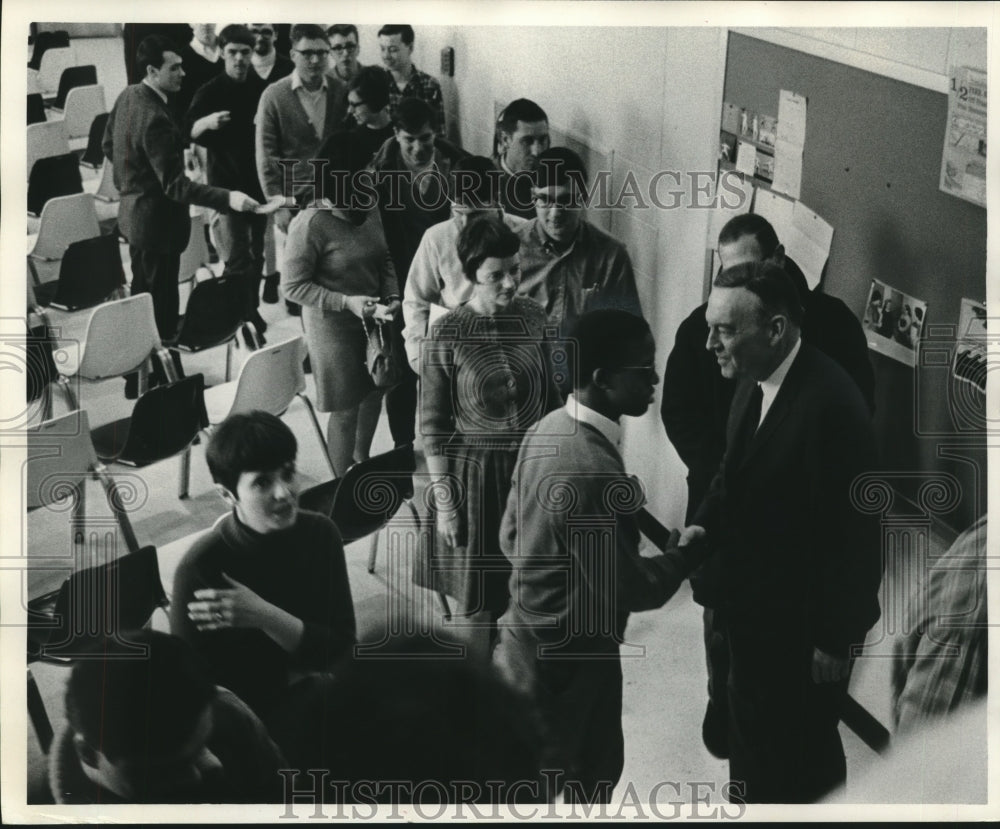 1968 Press Photo Students form line to shake hands with Harold E. Stassen- Historic Images