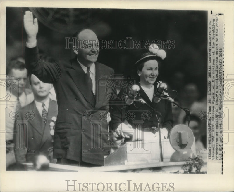 Load image into Gallery viewer, 1948 Press Photo Harold E. and Mrs. Stassen wave to crowd at Republic convention
