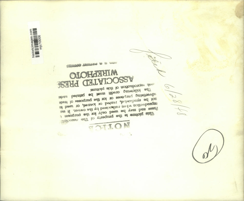 1948 Press Photo Harold E. and Mrs. Stassen wave to crowd at Republic convention