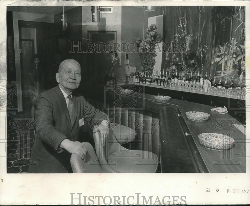 Load image into Gallery viewer, 1968 Press Photo Roy Toy stands at the bar of his new restaurant - mjc10142
