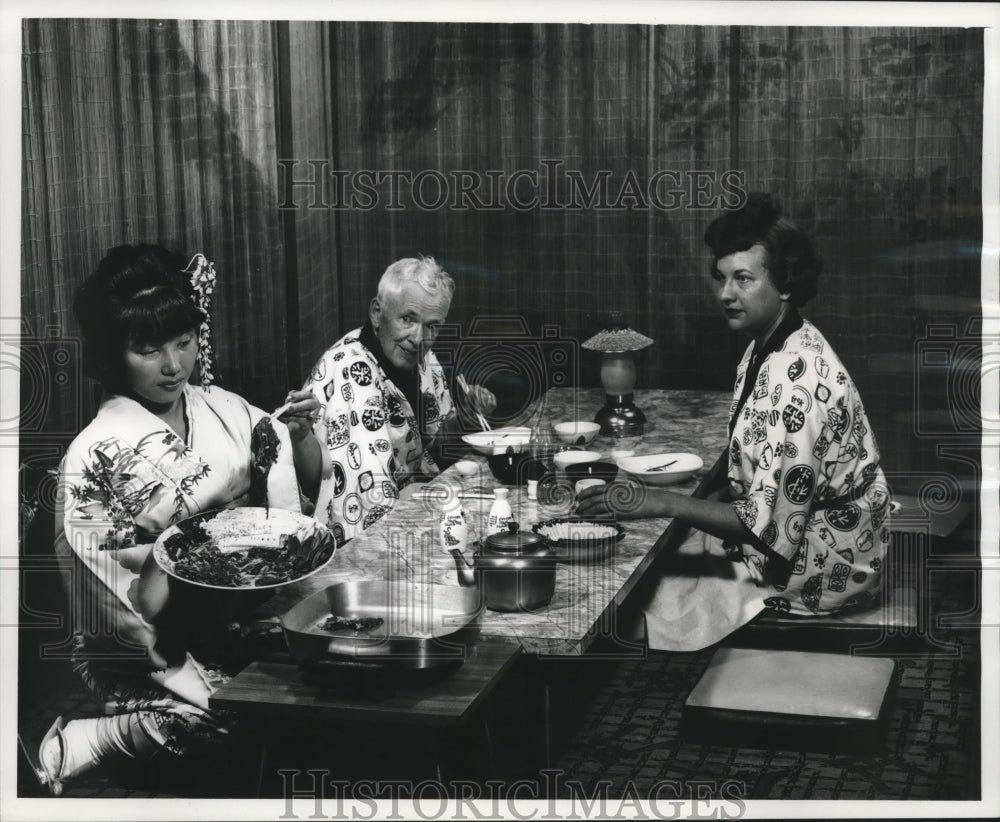 1963 Press Photo Marilyn Pietsch and Homer Artlip in a Japanese Sukiyaki room- Historic Images