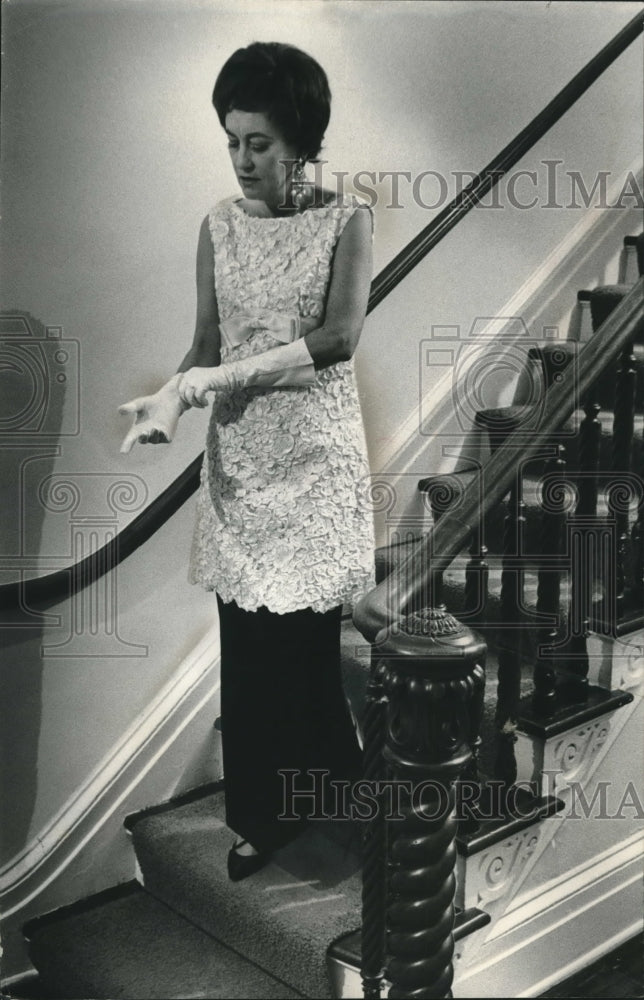 1965 Press Photo Mrs. Warren B. Knowles,  designed this white ribbon lace outfit- Historic Images