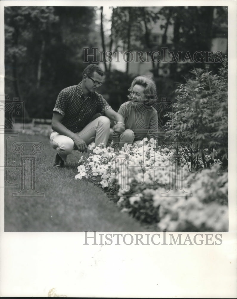 Load image into Gallery viewer, 1967 Press Photo Mrs. Warren Knowles with Gregory Armstrong on mansion grounds
