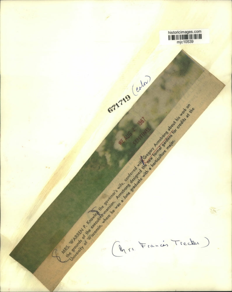 1967 Press Photo Mrs. Warren Knowles with Gregory Armstrong on mansion grounds