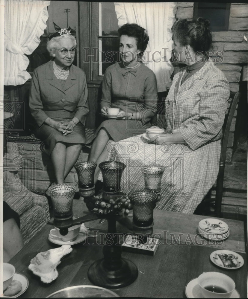 1962 Press Photo Mrs John Taylor and guests, Waukesha, Wisconsin - mjc10651- Historic Images