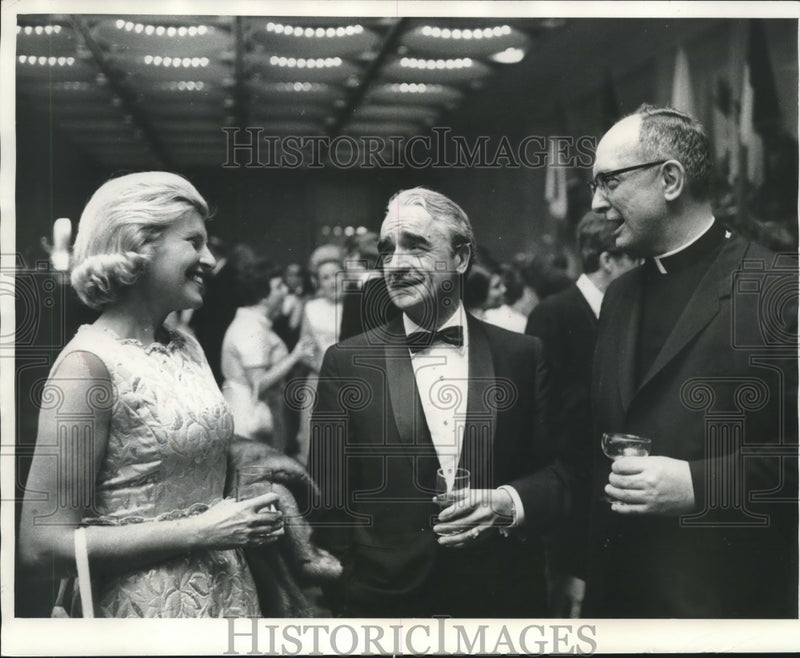 Load image into Gallery viewer, 1969 Press Photo Mrs. Johnson &amp; Francis Trecker &amp; Father John Raynor, Wisconsin
