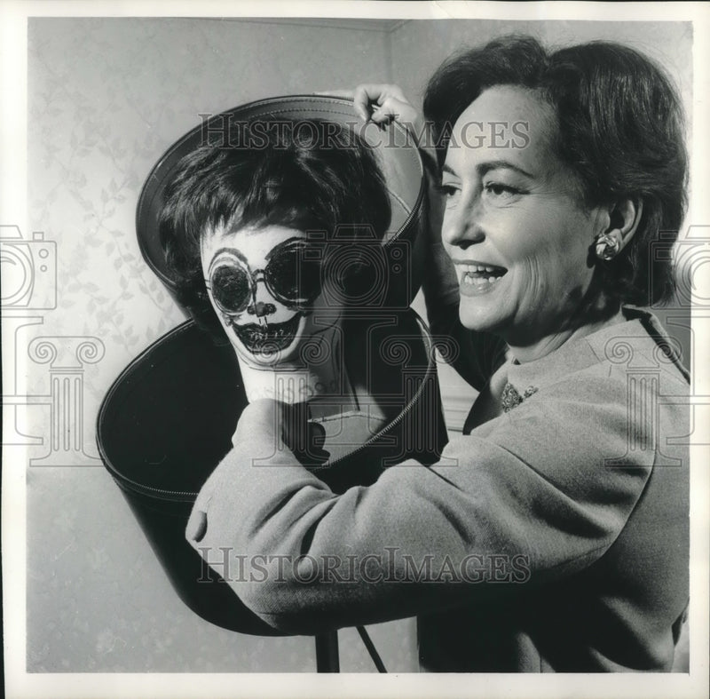 Load image into Gallery viewer, 1965 Press Photo Dorothy Knowles Wisconsin governors wife, Milwaukee - mjc10773
