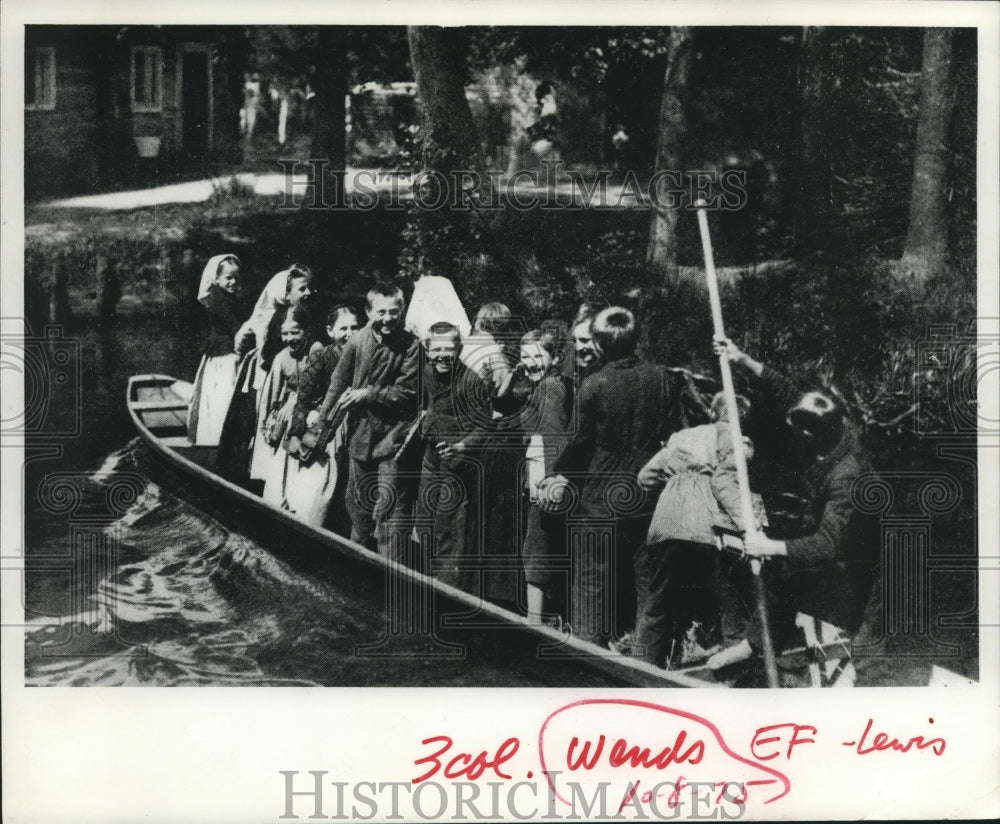 1975 Press Photo Kids in boat going into shore.- Historic Images