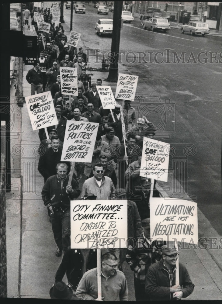 Load image into Gallery viewer, 1963 Press Photo Milwaukee city truck drivers protesting city's wage offer
