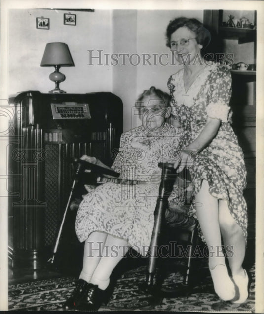 1944 Press Photo Martha & Mary Truman listening to radio, Kansas City, Missouri- Historic Images