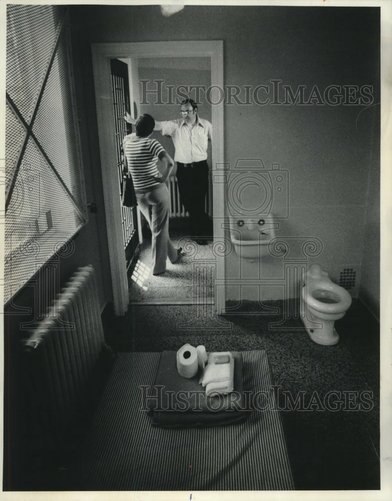 1975 Press Photo Wisconsin Senator Kathryn Morrison, visits State home for Women