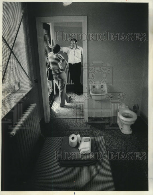 1975 Press Photo Wisconsin Senator Kathryn Morrison, visits State home for Women
