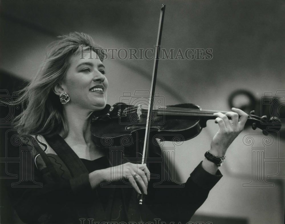 1993 Press Photo Jazz violinist Jennifer Grams performs at Summerfest- Historic Images