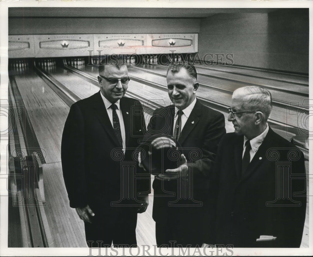 1963 Press Photo Mel Tiegs shows others how to grip bowling ball, Uptown Lanes- Historic Images