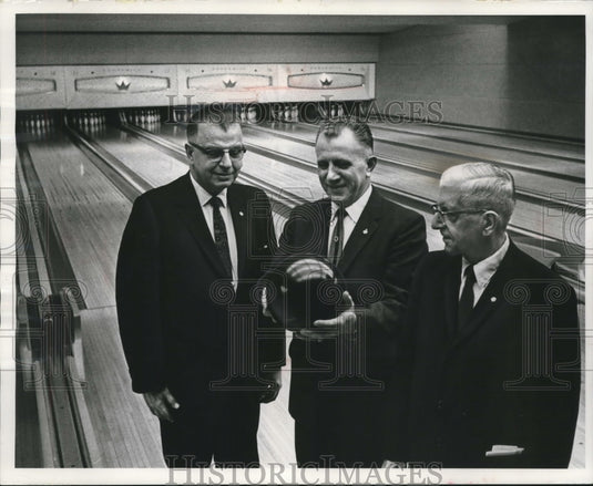 1963 Press Photo Mel Tiegs shows others how to grip bowling ball, Uptown Lanes- Historic Images