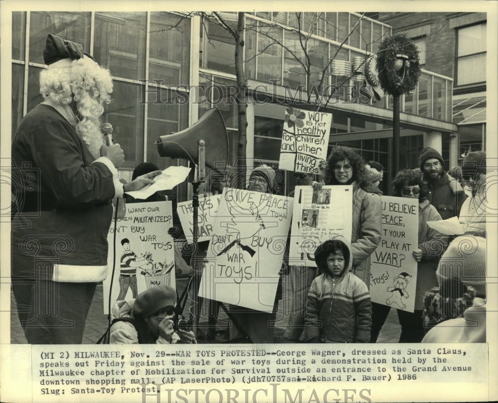 1986 Press Photo Santa Claus at a Demonstration against War Toys in Milwaukee- Historic Images