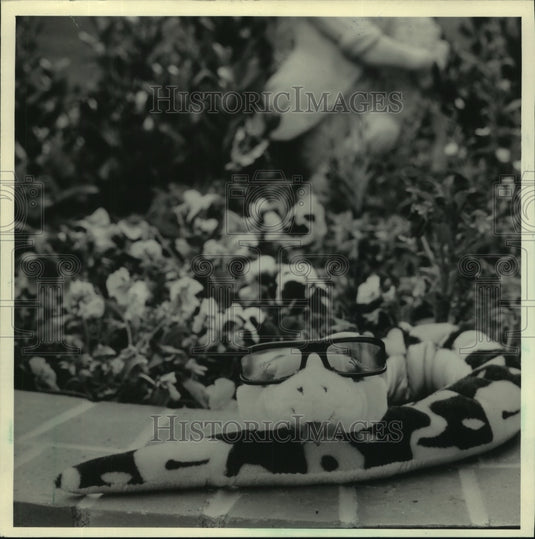 1985 Press Photo Stuffed Animal Muscles the Snake Wears Eyeglasses - mjc11983- Historic Images