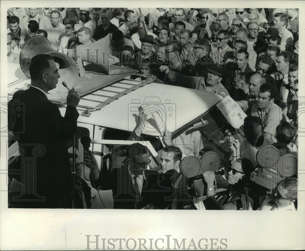 1966 Press Photo Herman Steffes Speaks to Workers on Strike in Milwaukee- Historic Images