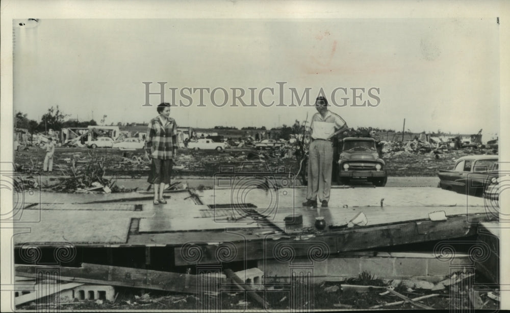 1958 Press Photo The Kauls at what was left of their Kansas home after a storm- Historic Images