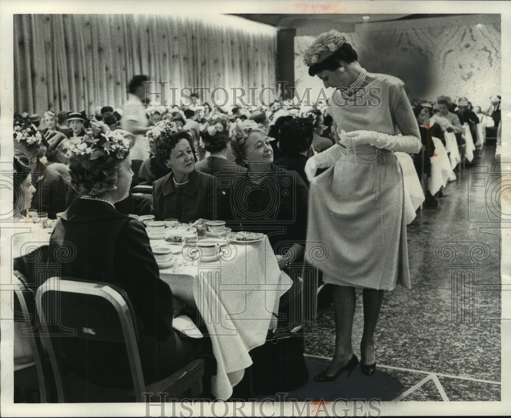 1961 Press Photo Mrs. George A. Tracy, others examine Herbert Sandheim dress